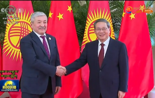 ལི་ཆང་གིས་ཁེར་གྷི་སི་ཐན་གྱི་ཙུང་ལི་ལ་མཇལ་འཕྲད་གནང་།