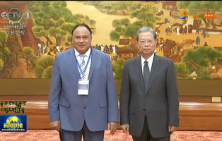 ཀྲའོ་ལི་ཅི་ཡིས་ཞི་བདེ་རྒྱ་མཚོ་ཆེན་མོའི་གླིང་ཕྲན་རྒྱལ་ཁབ་ཀྱི་གྲོས་མིའི་བགྲོ་གླེང་འཛིན་གྲྭའི་རྒྱལ་ཁབ་སོ་སོའི་འཐུས་མིར་མཇལ་འཕྲད་གནང་།