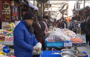 ཟུང་ཆུ་རྫོང་གནའ་གྲོང་སྲང་ལམ་དུ་ལོ་སར་གྱི་དགའ་སྤྲོའི་རྣམ་པས་ཁེངས།