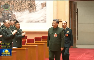 ཞི་ཅིན་ཕིང་བཅིངས་འགྲོལ་དམག་དང་དྲག་ཆས་ཉེན་རྟོག་དམག་དཔུང་གི་འཐུས་ཚབ་ཚོགས་པའི་ཚང་འཛོམས་གྲོས་ཚོགས་ལ་ཞུགས་སྐབས།ཆབ་སྲིད་ལ་བརྟེན་ནས་དམག་དཔུང་འཛུགས་སྐྱོང་གི་ལེགས་ཆ་བཏོན་ནས་སེམས་ནུས་གཅིག་སྒྲིལ་གྱིས་རྒྱལ་སྲུང་དང་དམག་དཔུང་དེང་རབས་ཅན་ལ་སྐུལ་འདེད་གཏོང་དགོས་པ་ནན་གྱིས་བ